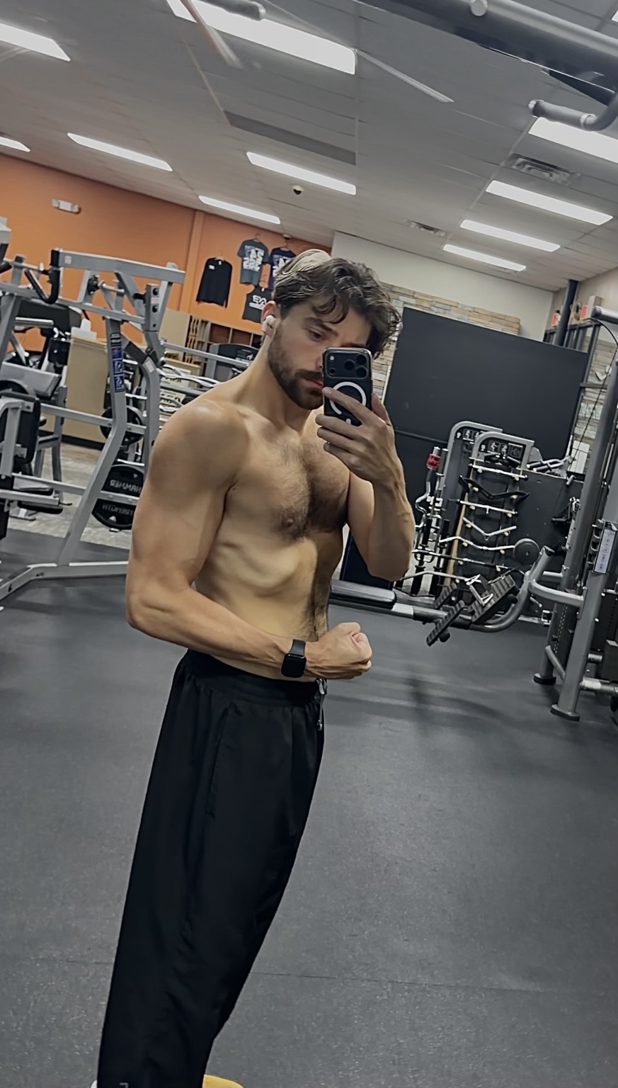 Current side physique photo of Greg flexing in the gym
